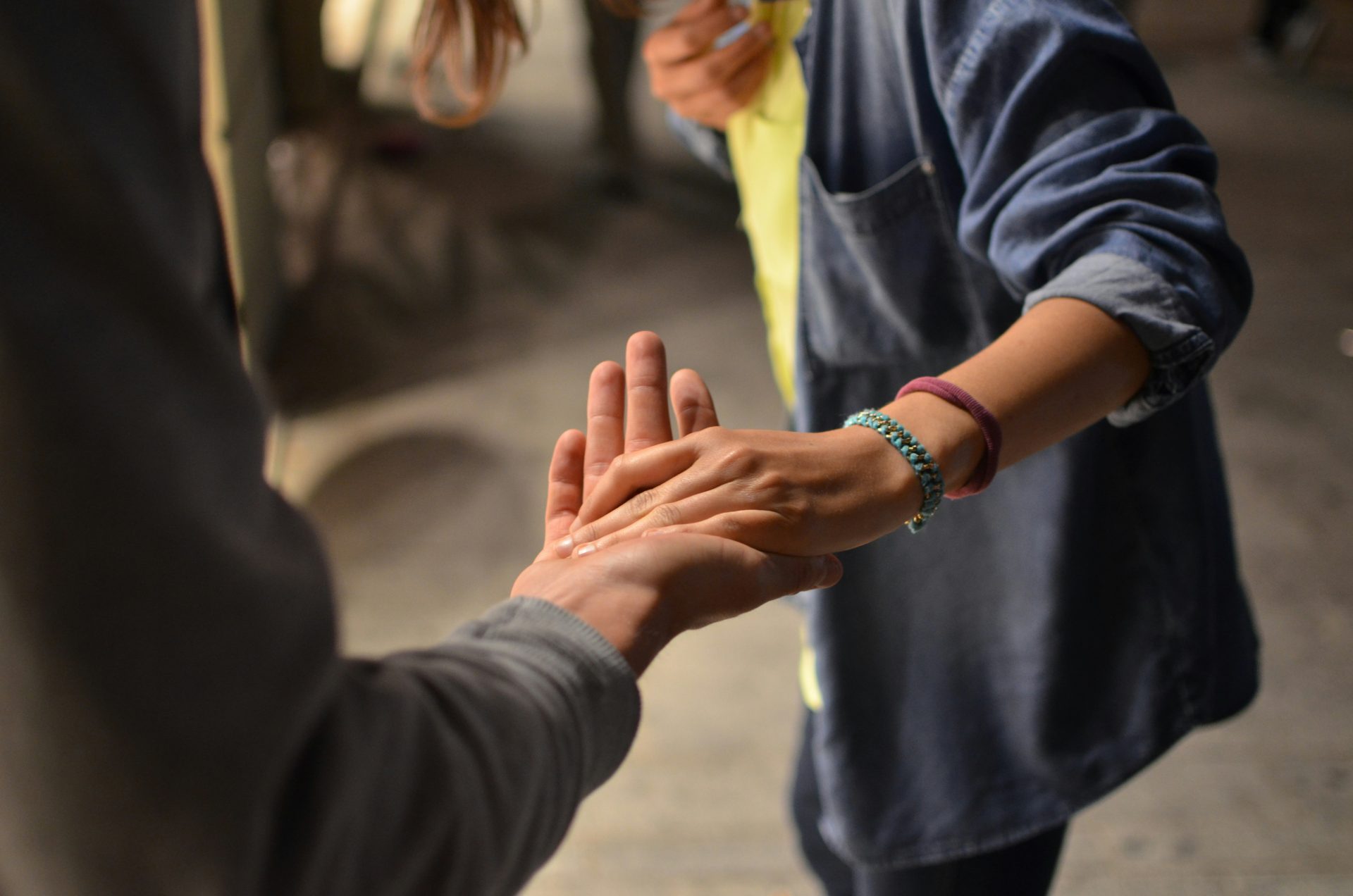 Un homme et une femme se tenant la main dans la rue