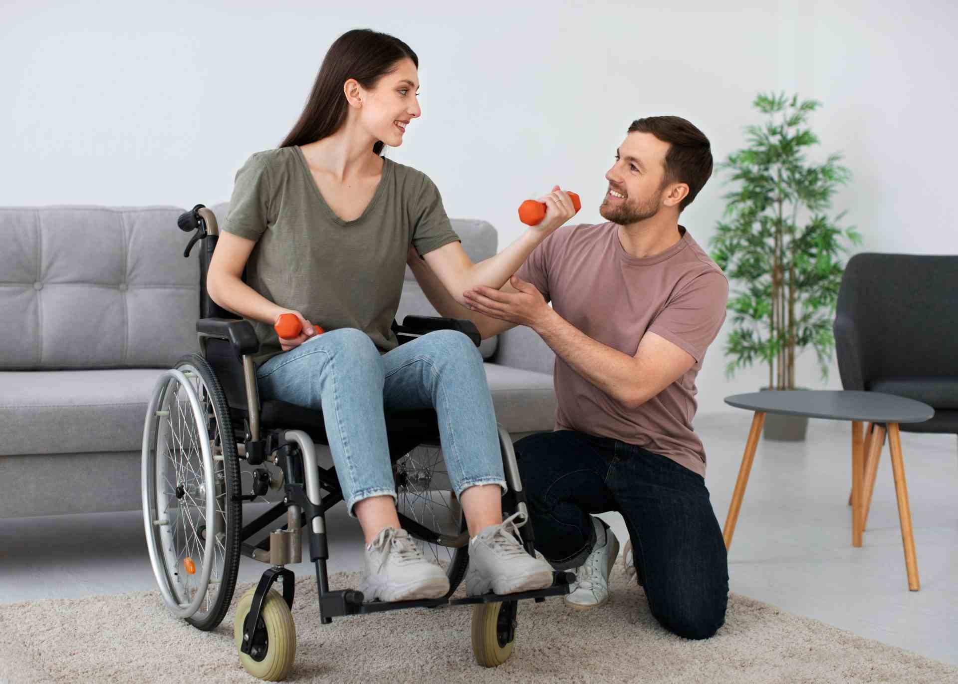 Un homme en fauteuil roulant poussé par une femme